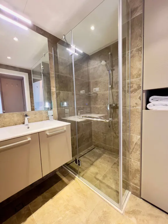 Alliance Palace, вид на старый город, море и горы