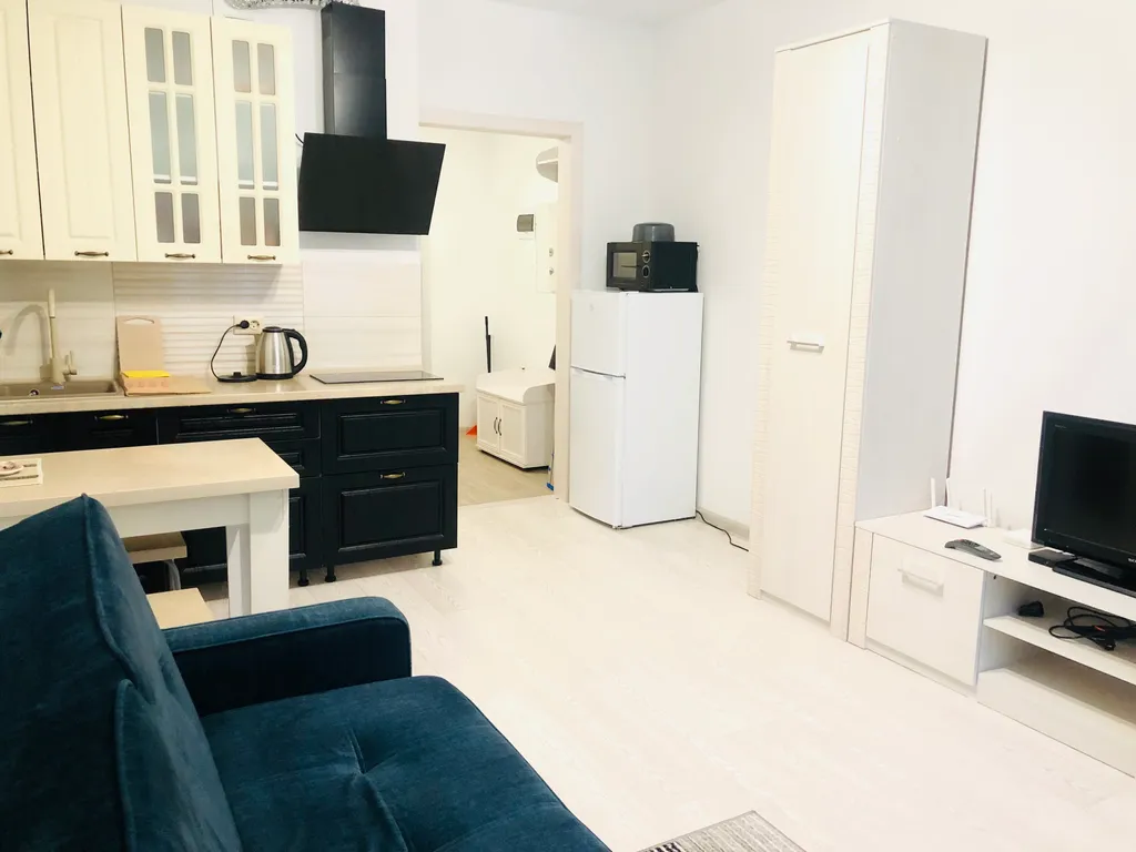 Светлая уютная студия в новом доме с новой мебелью