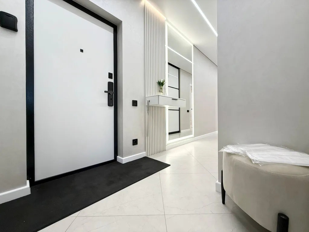 Квартира с большой кухней-гостиной, камином и панорамным видом