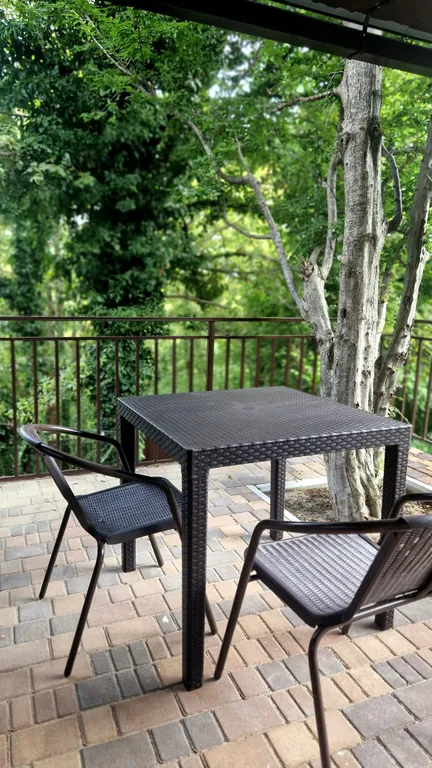 Уютная комната в доме в лесу