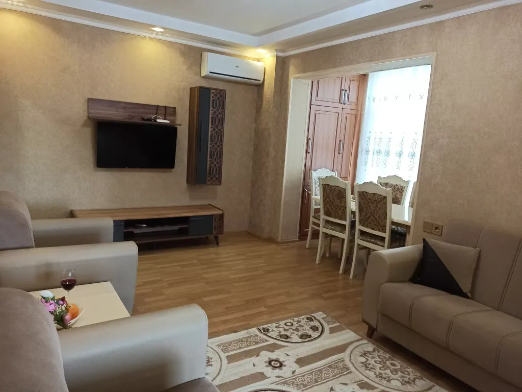 Квартира в 1 минуте от метро Кара Караева