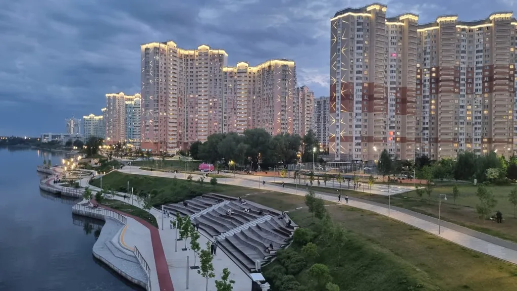 Студия с камином, деревом и видом на реку