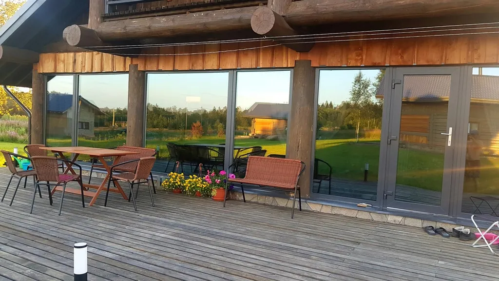 Большой дом с камином и террасой