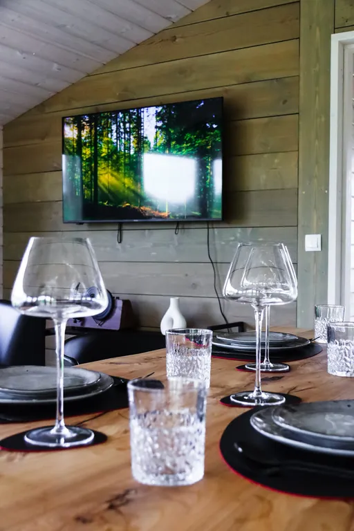 Черный дом на берегу водохранилища