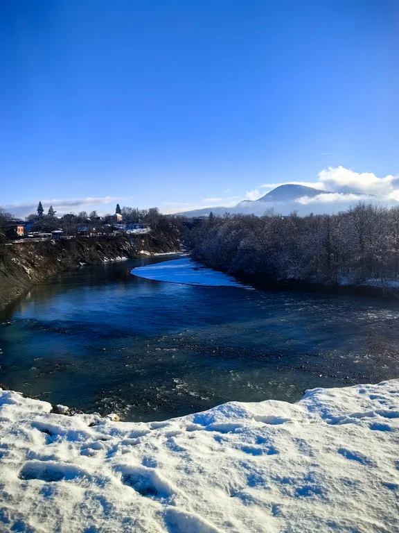 Уютный деревянный домик с видом на реку