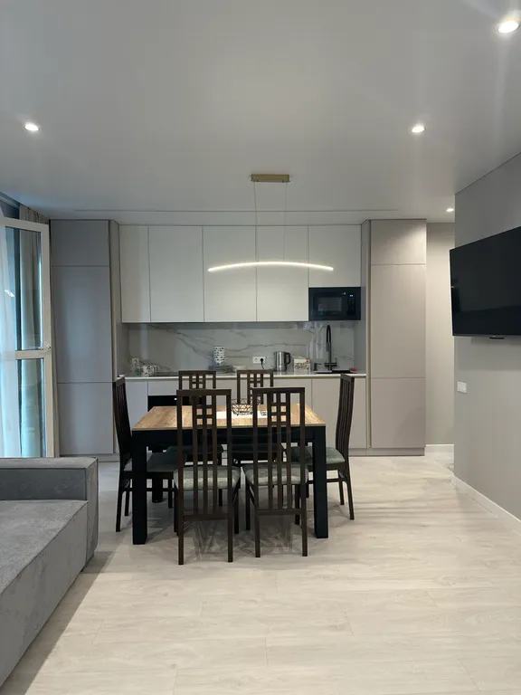 Новая евротрешка с хорошим ремонтом в новой микрорайоне