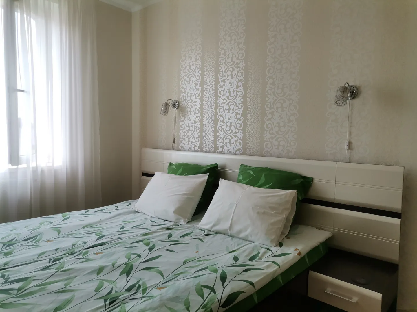 В спальне kingsize-кровать (180х200), blackout-шторы, большой шкаф-купе. 