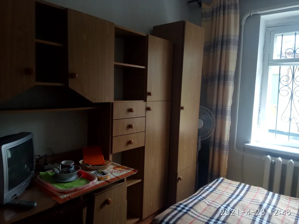 Комната с видом на осенний двор и сад