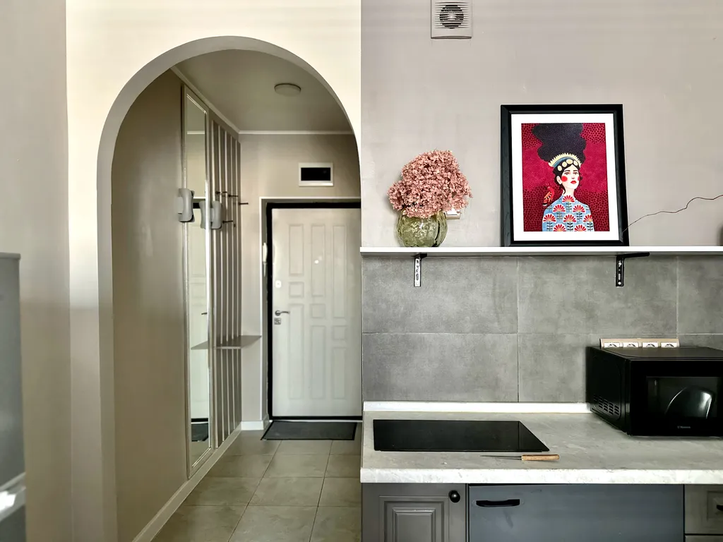 Яркая студия моно с видом на Коктобе в центре Алматы