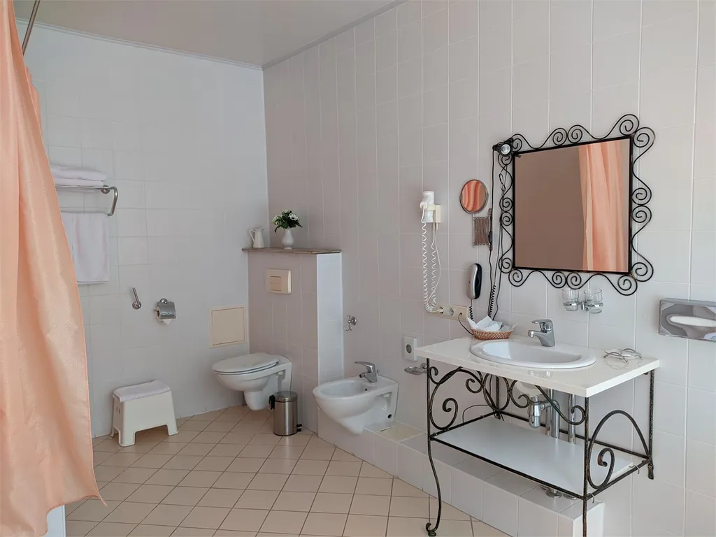 Просторный номер с 1 кроватью и балконом