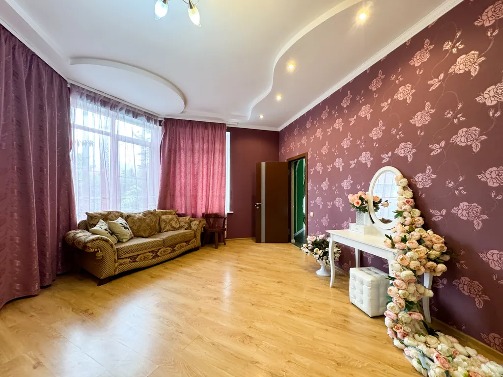 Дом с бассейном у парка Галицкого