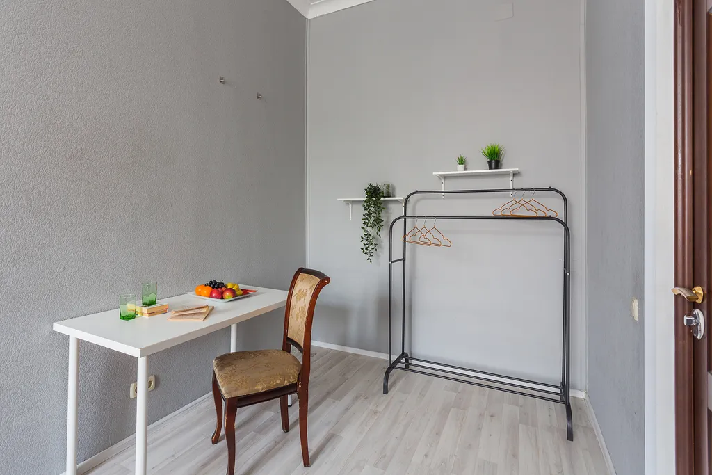 Замечательная комната с рабочим местом