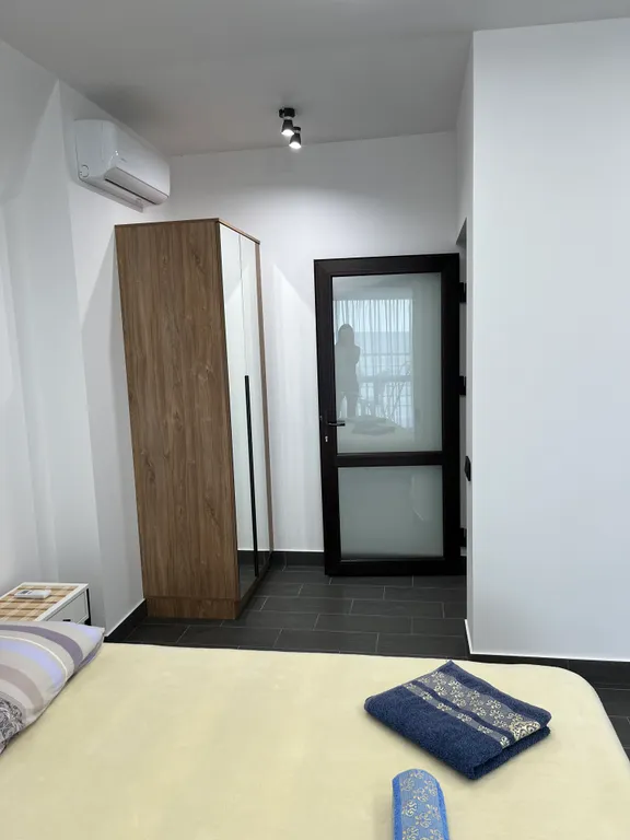 Эллинг на берегу моря