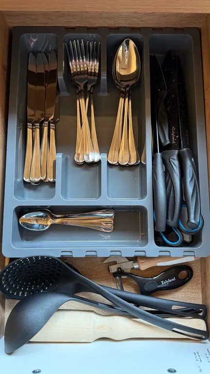 Уютный дом в лесу у озера вблизи от города