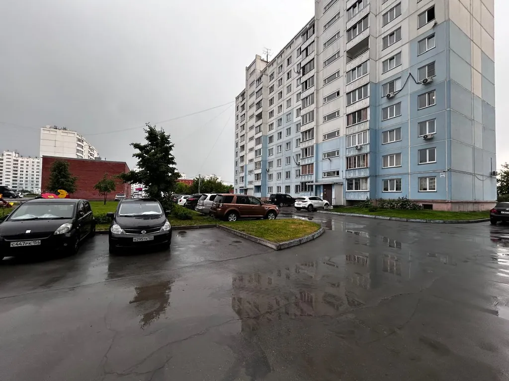 Современная трехкомнатная квартира с большой кухней