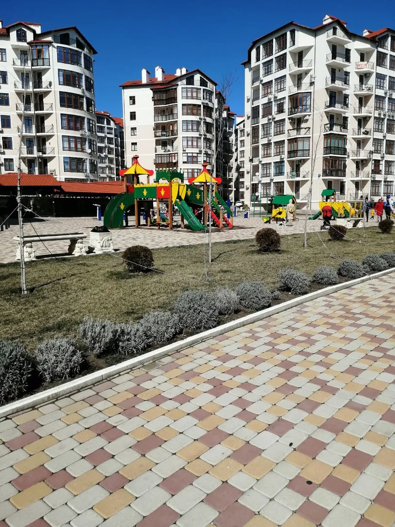 Во дворе- детская площадка с игровым комплексом