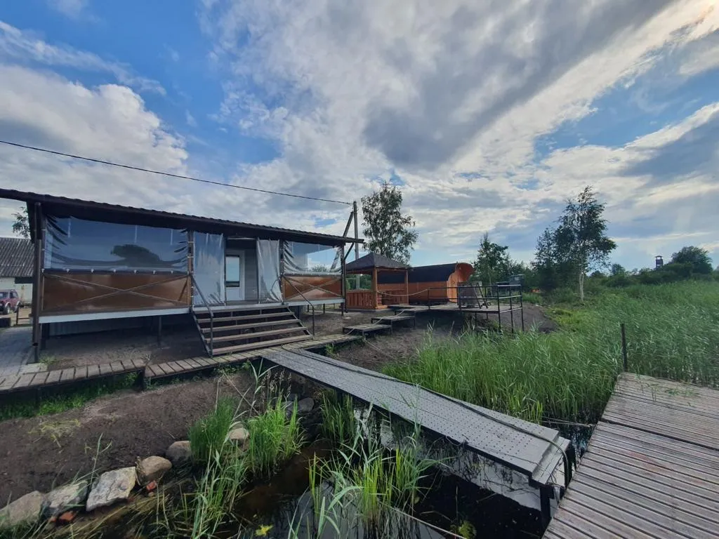 Дом с террасой на берегу реки Кобонка