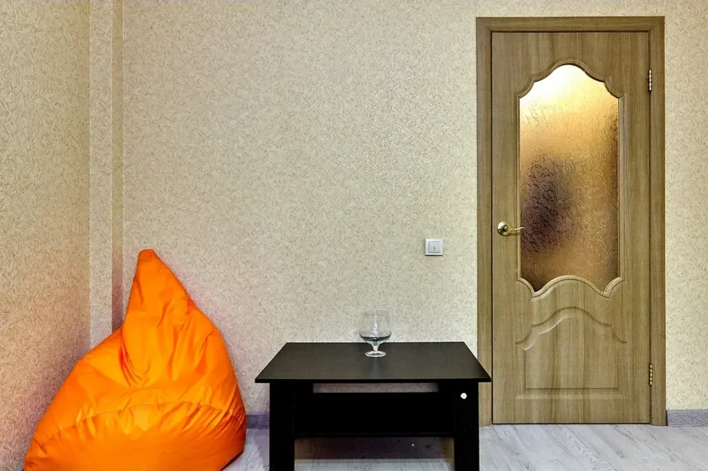 Апартаменты Оранж с диваном в кухне-гостиной