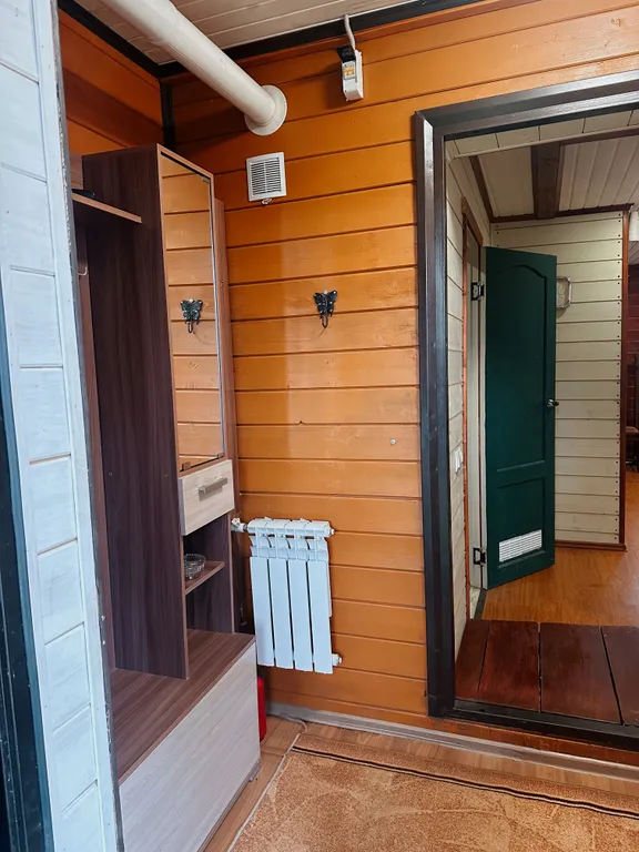 Двухэтажный дом на берегу реки Волга