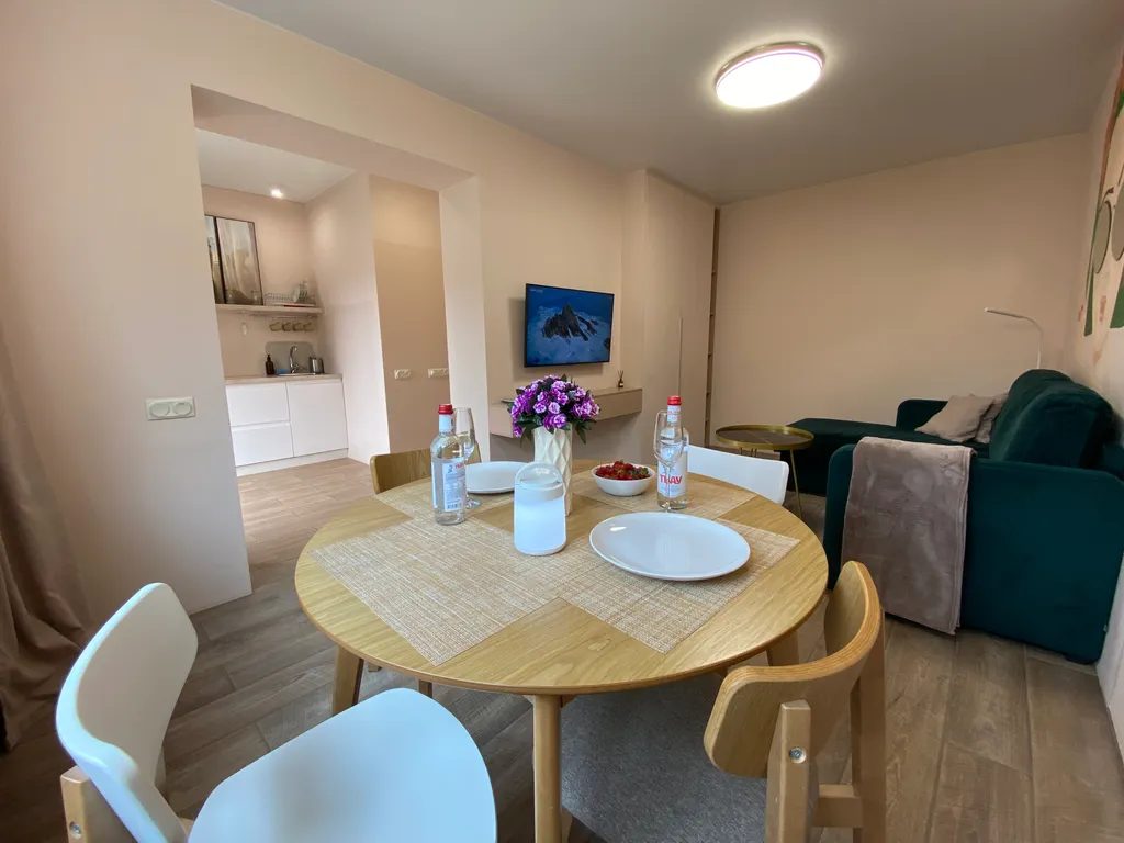 Дизайнерская 2-к квартира с французским балкончиком