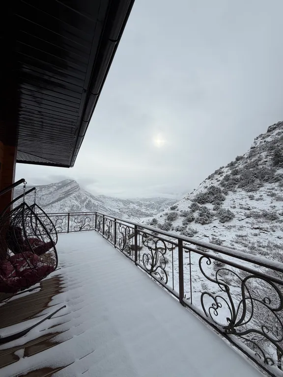 Роскошный эко дом Аквамарин с террасой у водопада и леса