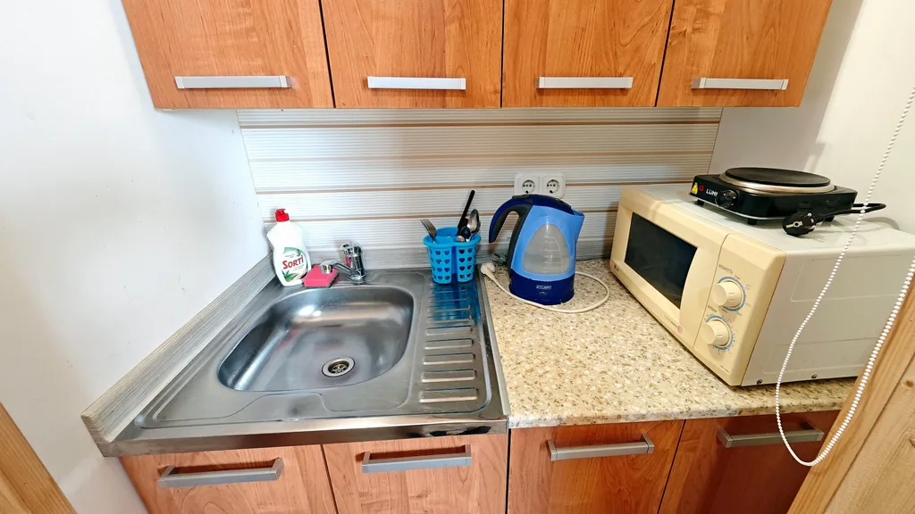 Красная студия старт с кухней и ванной комнатой