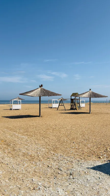 Шикарный дом с бассейном на берегу