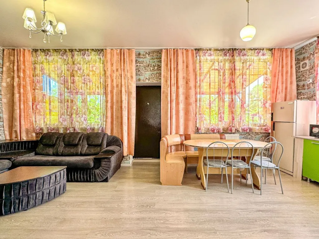 Новый дом с бассейном, садом, мангальной зоной и закрытой территорией