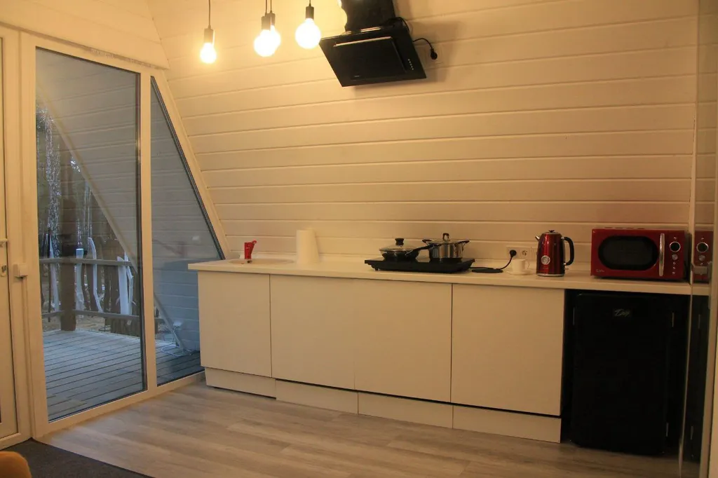 Дом в лесу на берегу озера