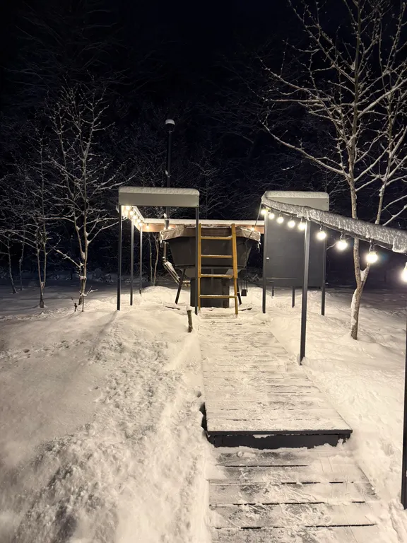 Уютный дом a-frame на окраине леса