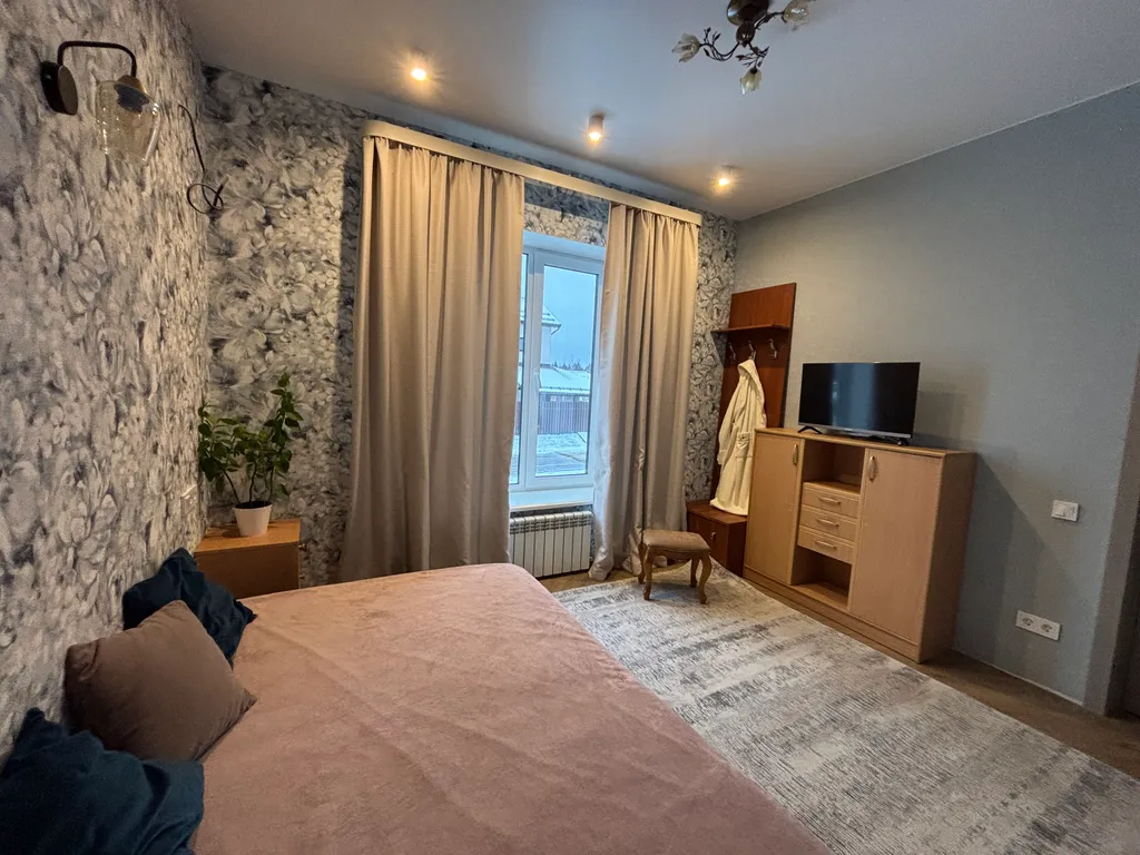 Живая ёлка! Новый дом с 4 спальнями, гостиная 80м