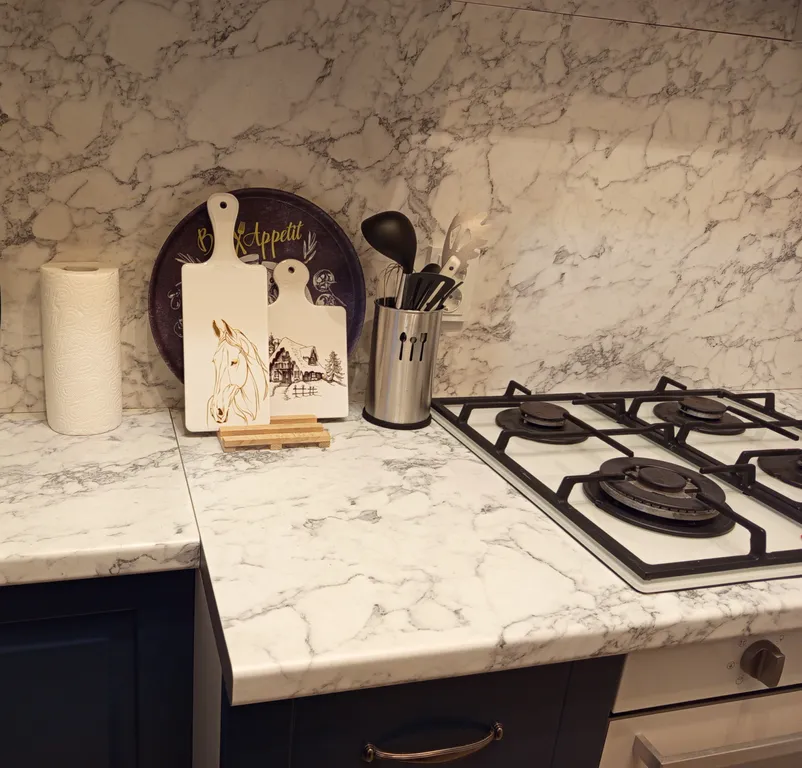 Студия с видом на город