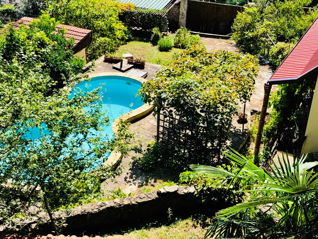 Два дома на море с бассейном и садом