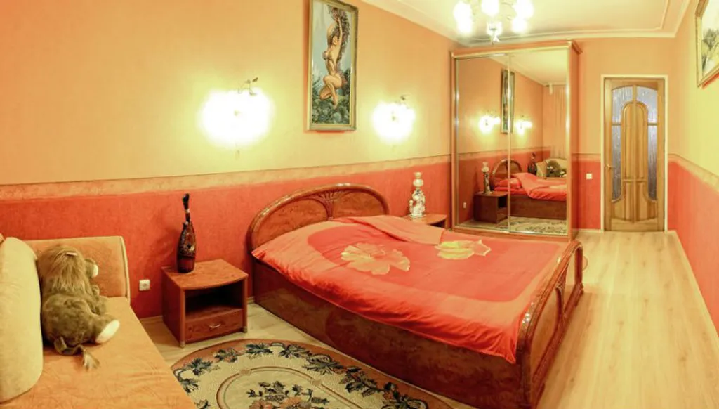 Крупногабаритная двушка с отдельным входом в центре, парковка