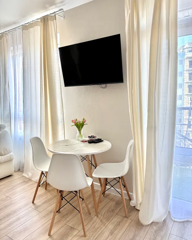 Уютная студия на 21 этаже с видом на озеро