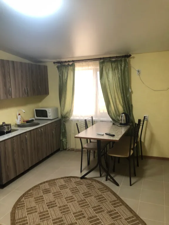 Двухкомнатная квартира со своей собственной ванной комнатой и кухней