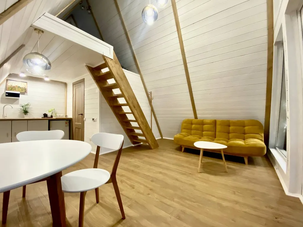 Уютный треугольный домик