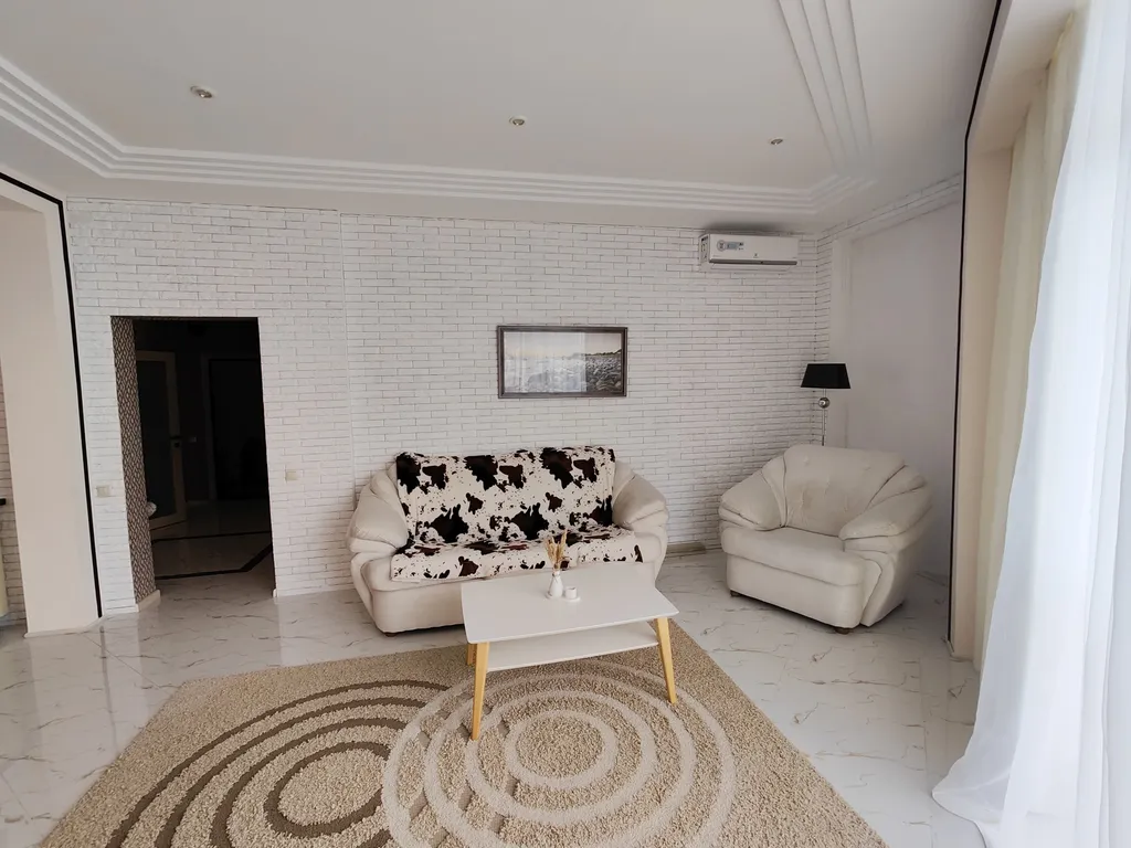 Евродвушка с большое кухней студией с видом на море