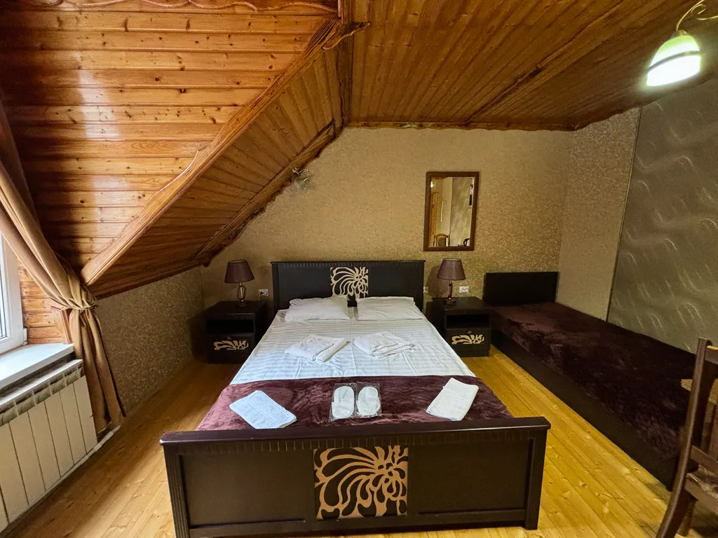 Семейный трёхместный деревянный, мансардный номер