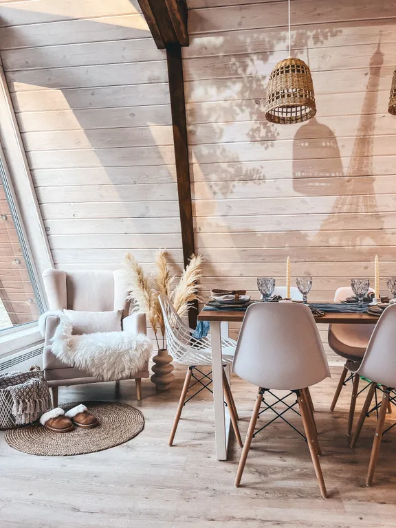 Треугольный дом на берегу озера