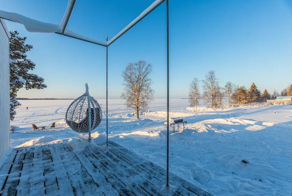 Глэмпинг на берегу с панорамными окнами