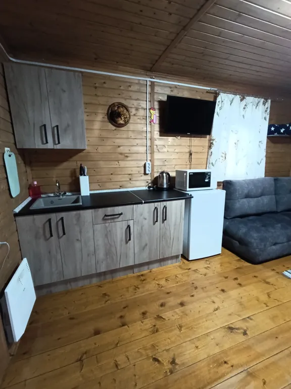 Дом на берегу пруда для четырёх человек