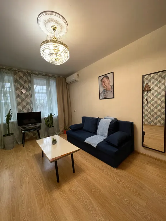 Двухкомнатная квартира с собственной террасой в неосоветском стиле