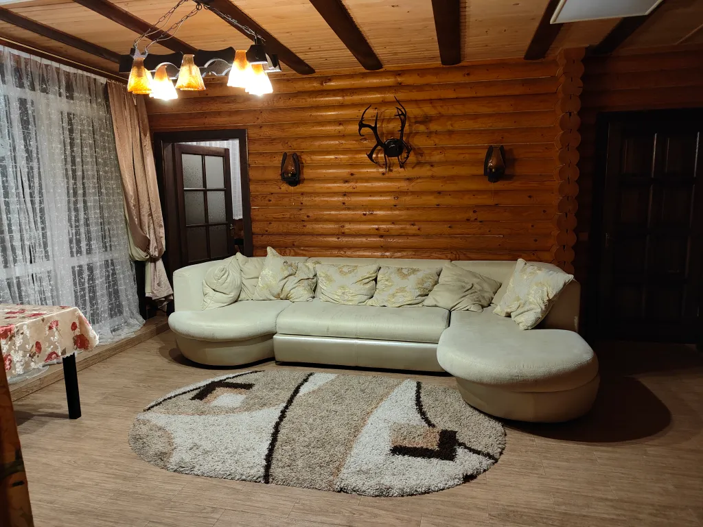 Деревянный коттедж с озером в горах