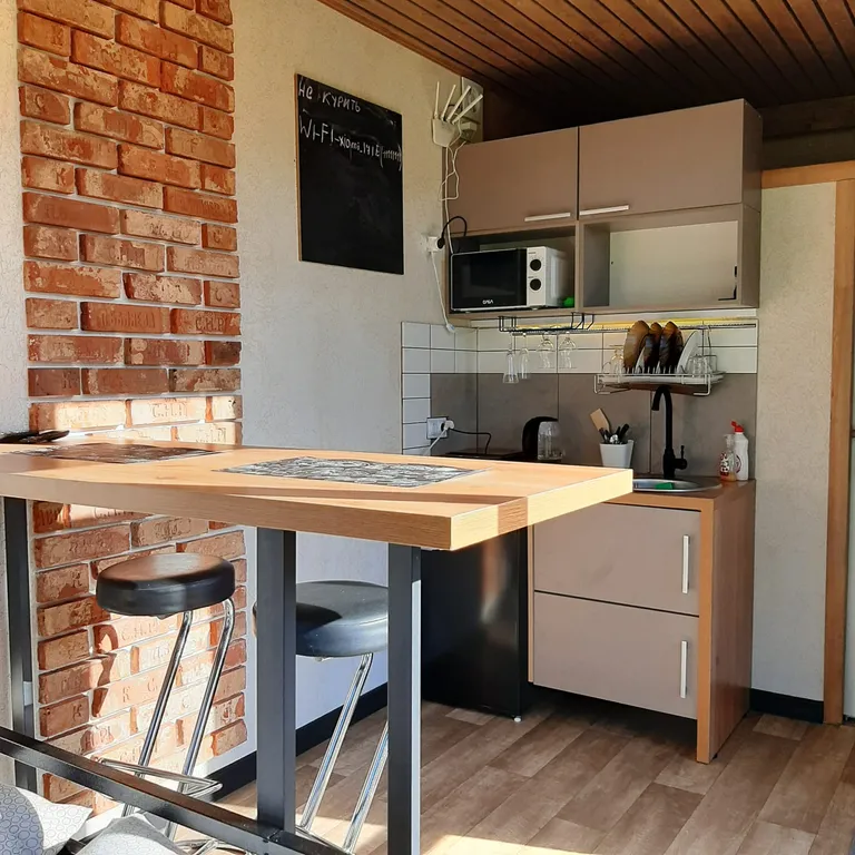 Уютный домик-студия на склоне холма у реки