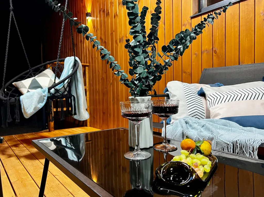 Уютный домик Karhumökki в окружении соснового леса и озер, у Игоры