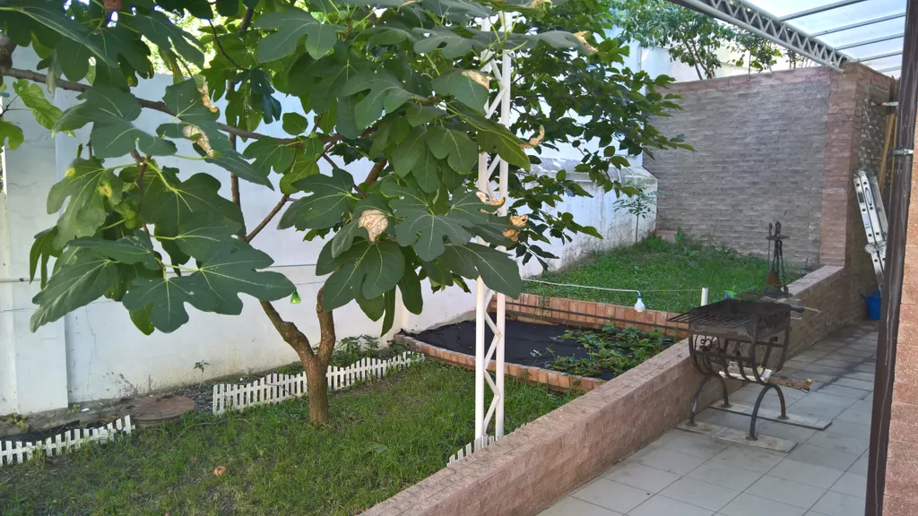 Дом с бассейном недалеко от моря