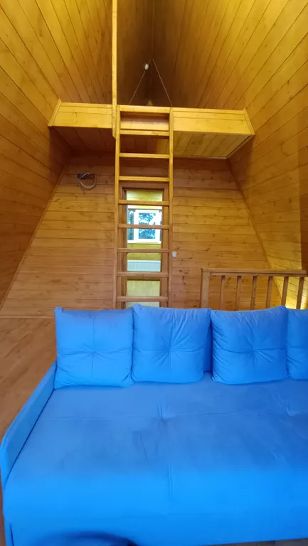 Большой деревянный треугольный дом (афрейм) с видом на бештау