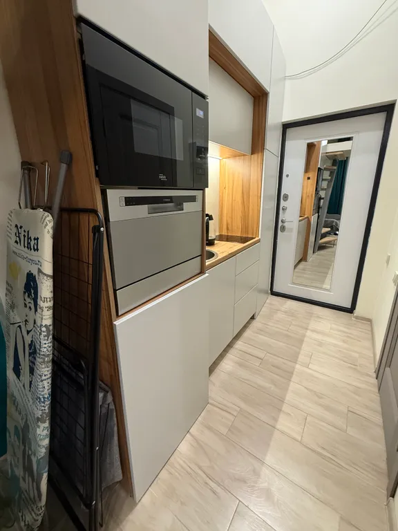 Квартира-студия с кипарисами за окном