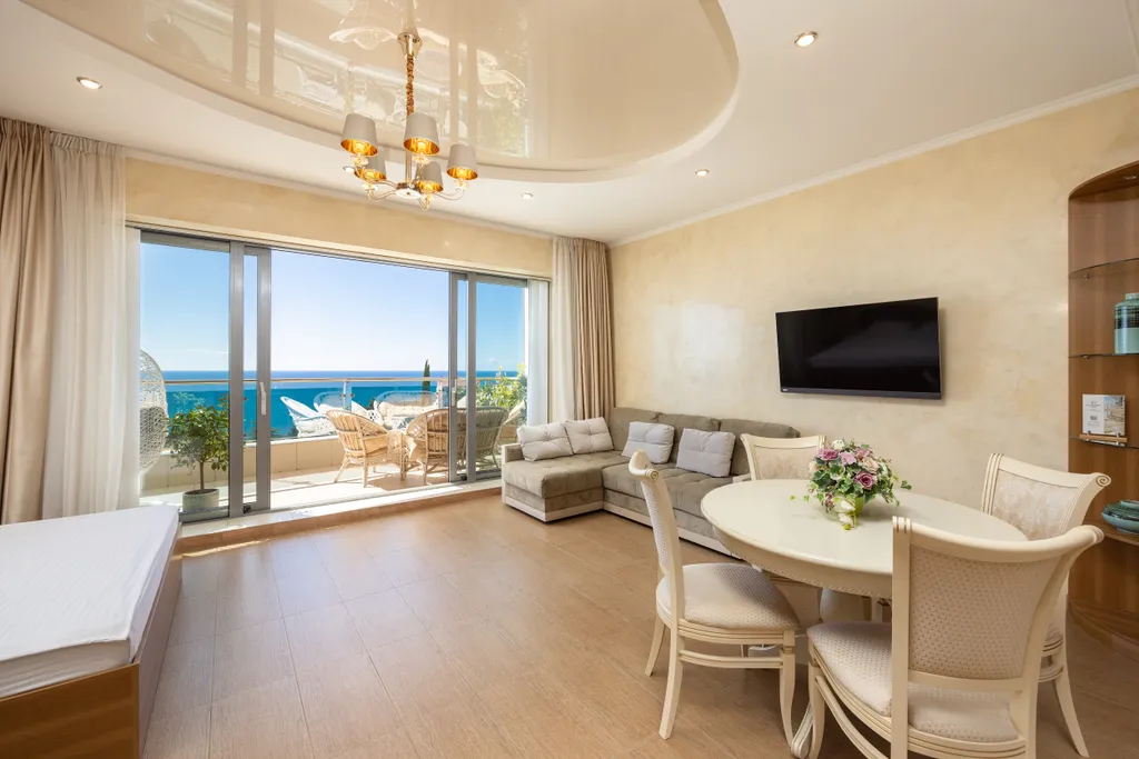 Квартира с бассейном и видом на море